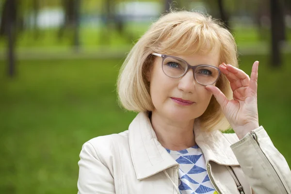 Närbild porträtt av härlig mellersta äldre kvinna i parken sommaren — Stockfoto