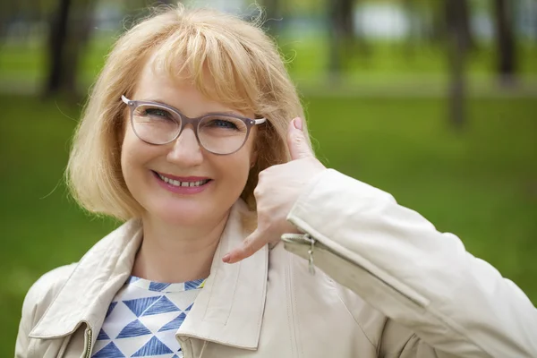 Felice sorridente vecchia bionda donna con mi chiamano gesto — Foto Stock