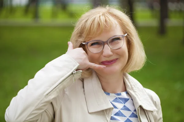 Felice sorridente vecchia bionda donna con mi chiamano gesto — Foto Stock