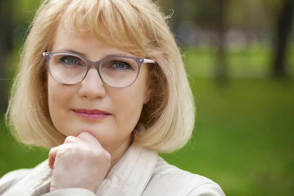 Primer plano retrato de la encantadora mujer de mediana edad en el parque de verano — Foto de Stock