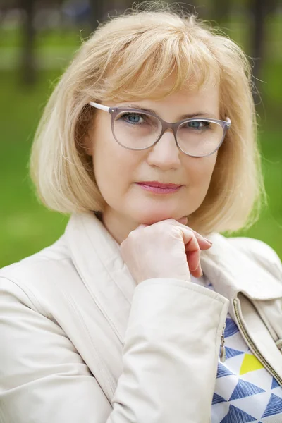 Primer plano retrato de la encantadora mujer de mediana edad en el parque de verano —  Fotos de Stock