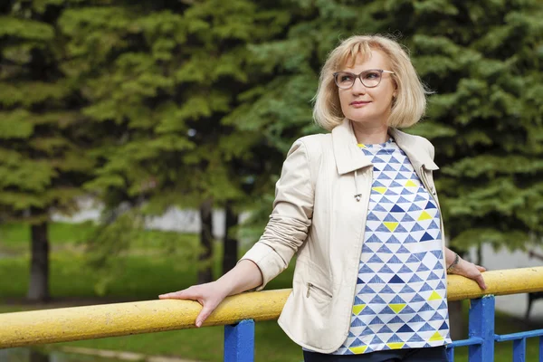 Close up portrait of lovely middle aged woman in the summer park — Stock Photo, Image