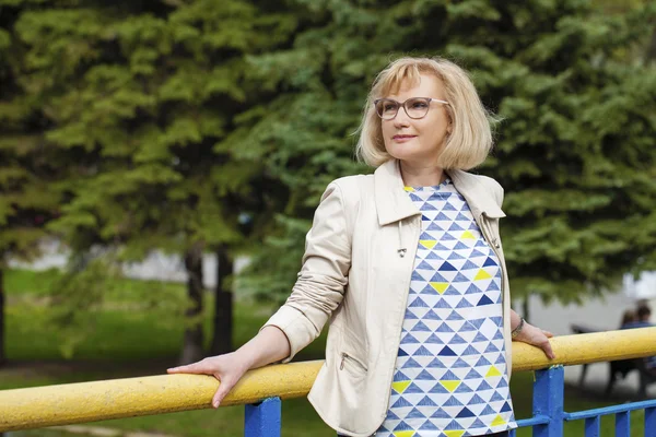 Nahaufnahme Porträt einer schönen Frau mittleren Alters im Sommerpark — Stockfoto