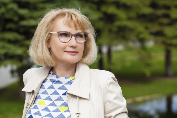 Primer plano retrato de la encantadora mujer de mediana edad en el parque de verano —  Fotos de Stock