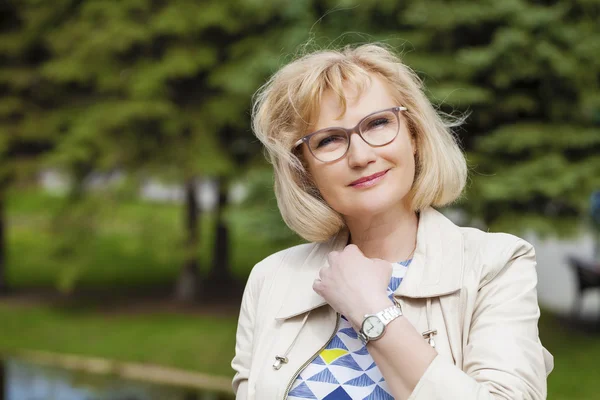 Gros plan portrait de belle femme d'âge moyen dans le parc d'été — Photo