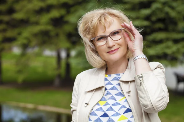 Fechar o retrato da mulher envelhecida médio adorável no parque de verão — 스톡 사진