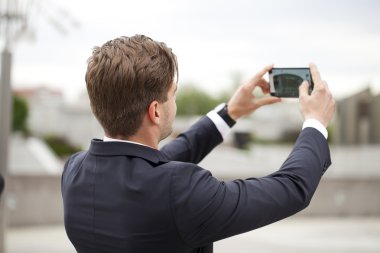 Cep telefonu kullanan iş adamı 
