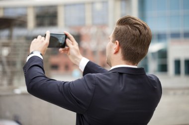 Cep telefonu kullanan iş adamı 