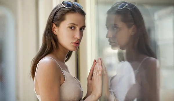 Retrato close-up de jovem bela mulher — Fotografia de Stock