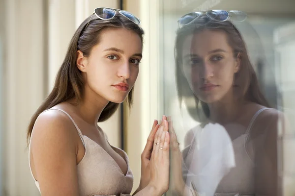 Retrato close-up de jovem bela mulher — Fotografia de Stock