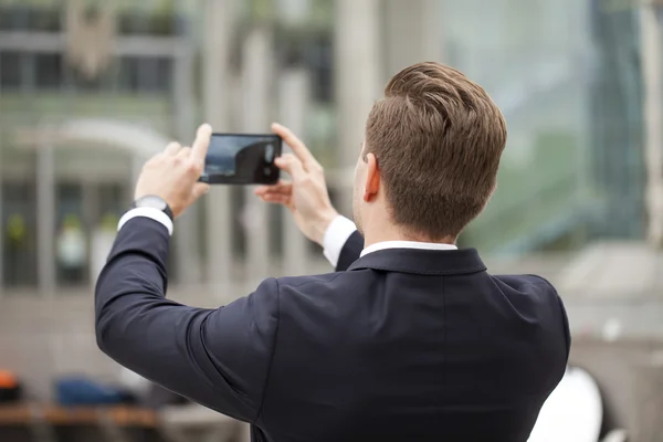 Homme d'affaires utilisant le téléphone mobile — Photo