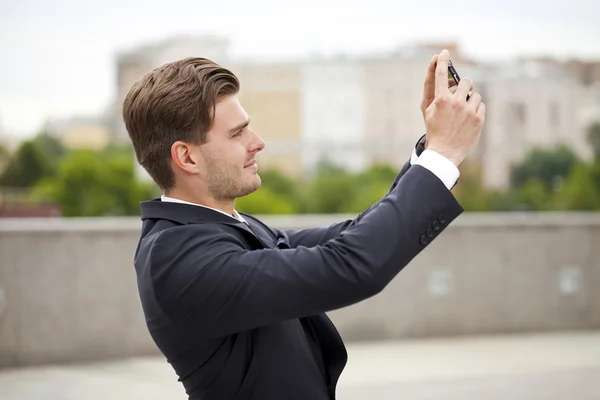 Geschäftsmann mit Handy — Stockfoto