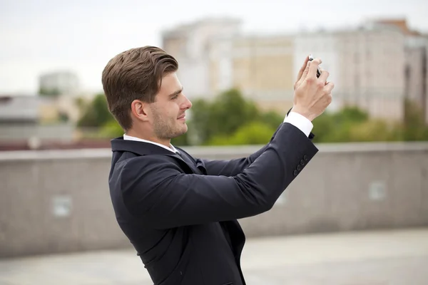 Uomo d'affari che utilizza il telefono cellulare — Foto Stock