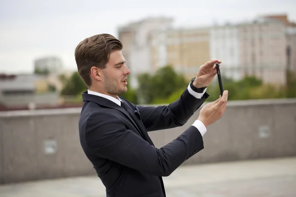 Podnikatel pomocí mobilního telefonu — Stock fotografie