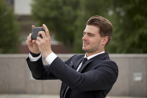 Homem de negócios usando telefone celular — Fotografia de Stock