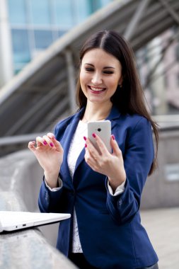 Genç esmer kadın telefonda mesaj okuma