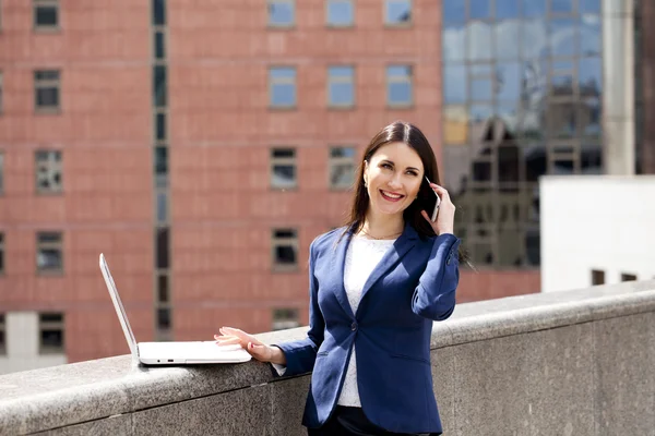 Giovane donna bruna che chiama per telefono — Foto Stock