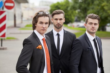 Zarif iş takım elbiseli üç genç adam