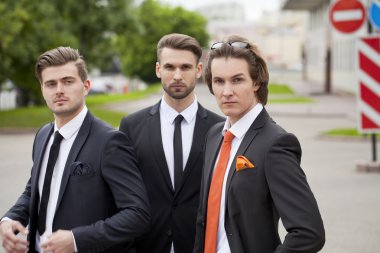 Zarif iş takım elbiseli üç genç adam