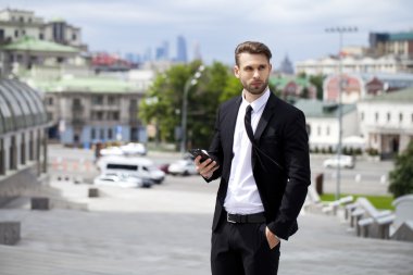 Telefon ederken genç başarılı iş adamı