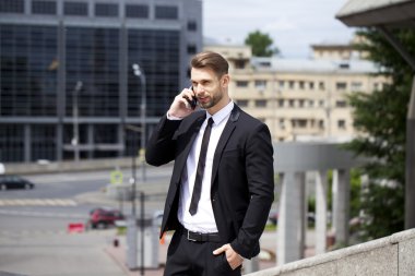 Telefon ederken genç başarılı iş adamı