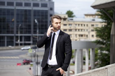 Telefon ederken genç başarılı iş adamı