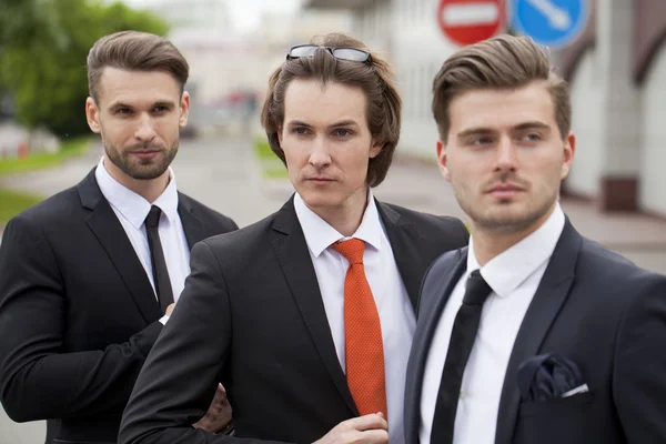 Drei junge Männer in eleganten Businessanzügen — Stockfoto