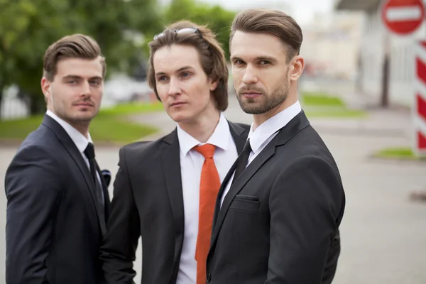 Drei junge Männer in eleganten Businessanzügen — Stockfoto