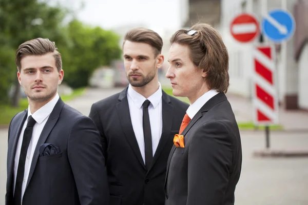 Tres jóvenes con elegantes trajes de negocios —  Fotos de Stock