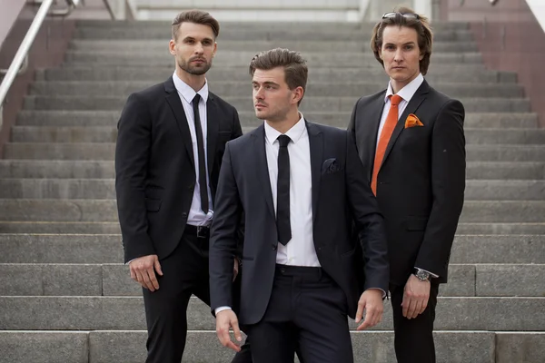 Trois jeunes hommes en costumes d'affaires élégants — Photo