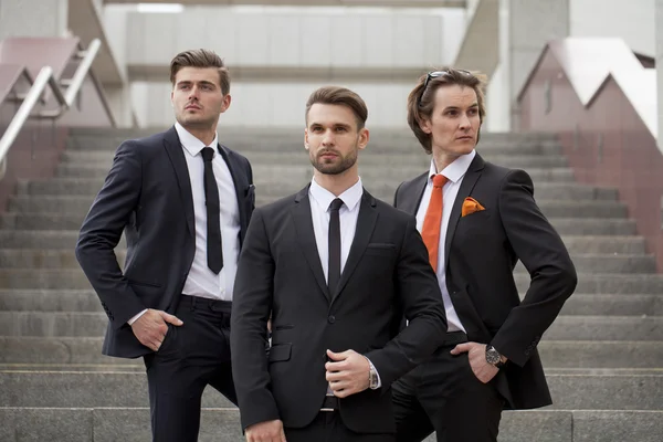 Trzech młodych mężczyzn, eleganckie garnitury — Zdjęcie stockowe