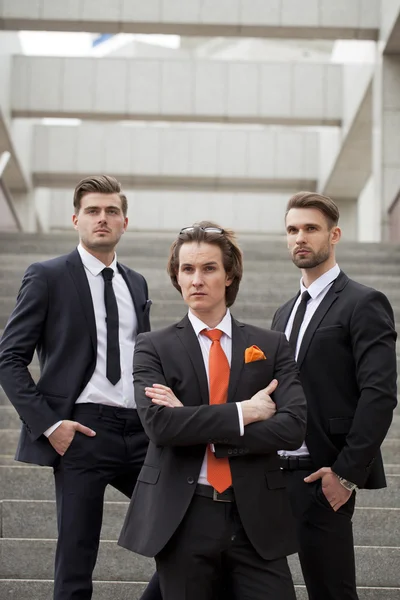 Троє молодих чоловіків в елегантних ділових костюмах — стокове фото