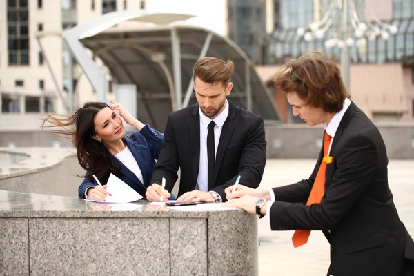 Mensen uit het bedrijfsleven ondertekenen een contract — Stockfoto