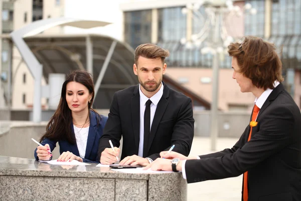 Empresários assinam um contrato — Fotografia de Stock