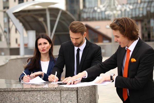 Mensen uit het bedrijfsleven ondertekenen een contract — Stockfoto