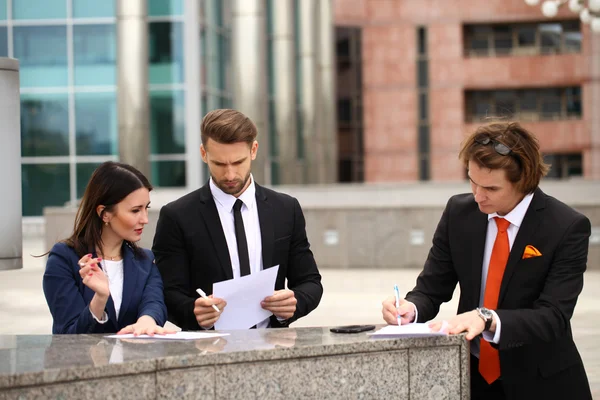 Mensen uit het bedrijfsleven ondertekenen een contract — Stockfoto