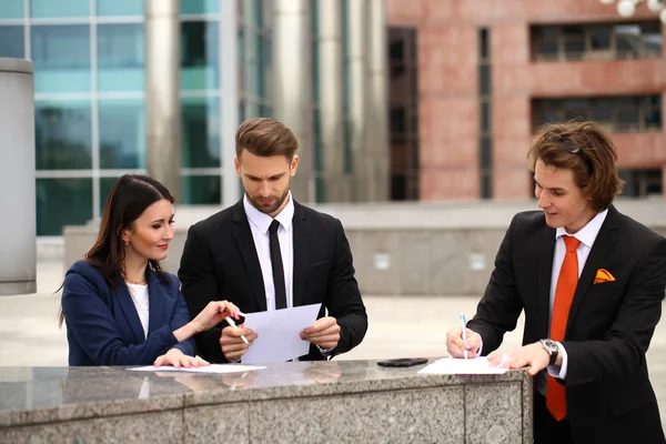 Mensen uit het bedrijfsleven ondertekenen een contract — Stockfoto