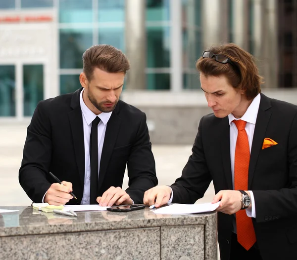 Empresários assinam um contrato — Fotografia de Stock