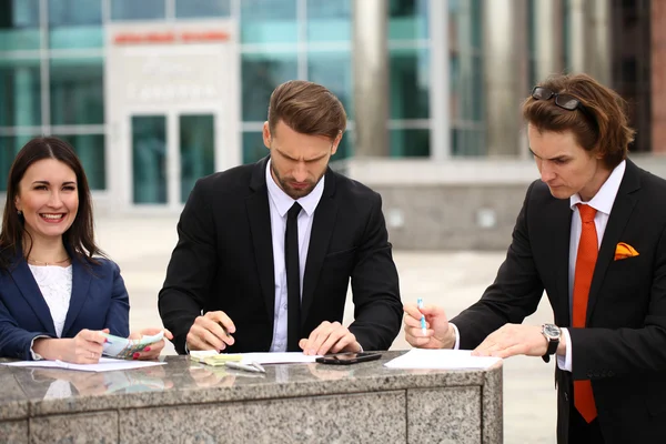 Empresários assinam um contrato — Fotografia de Stock