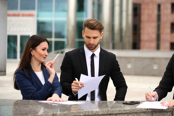 Business people sign a contract — Stock Photo, Image