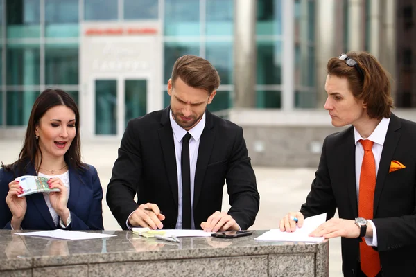 Бізнесмени підписують контракт — стокове фото