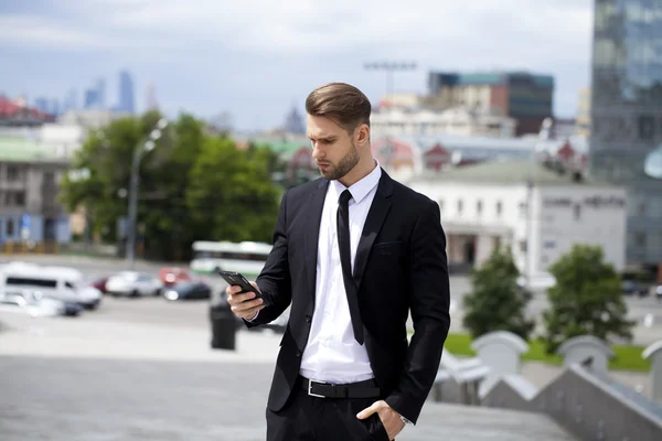 Jeune homme d'affaires prospère appelant par téléphone — Photo