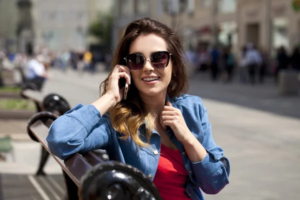 Young brunette woman calling by phone — Stock Photo, Image