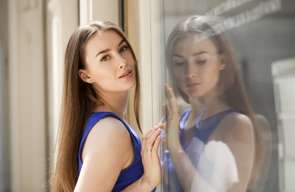 Retrato de cerca de la joven hermosa mujer — Foto de Stock