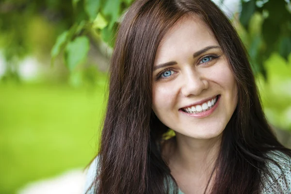 Portret van mooie jonge gelukkig vrouw — Stockfoto