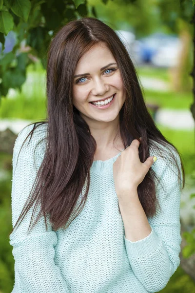 Porträtt av vacker ung glad kvinna — Stockfoto