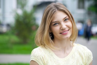 Portre yakın çekim genç güzel sarışın kadın