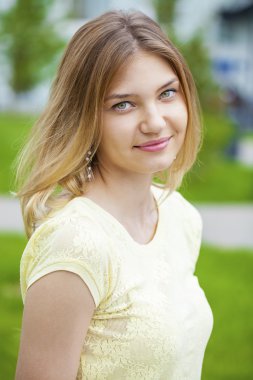 Portre yakın çekim genç güzel sarışın kadın