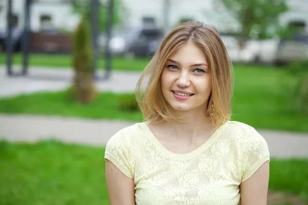 Portret z bliska młode piękne kobiety blondynka — Zdjęcie stockowe