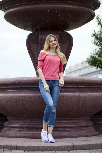 Retrato jovem bela mulher loira — Fotografia de Stock